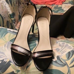 I’m selling 4 pair of heels they’re really new only wore like 1 time